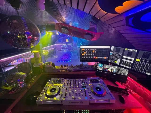 DJ-Setup mit Laptop und Mischpult für Partys mit Musik der 70er, 80er und 90er in Celle