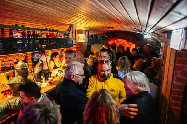 Gut gelaunte Gäste an der Theke der Bar Zeitreise in Celle