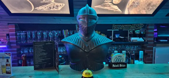 Ritterbüste auf der Theke neben einer Getränkekarte in der Bar Zeitreise